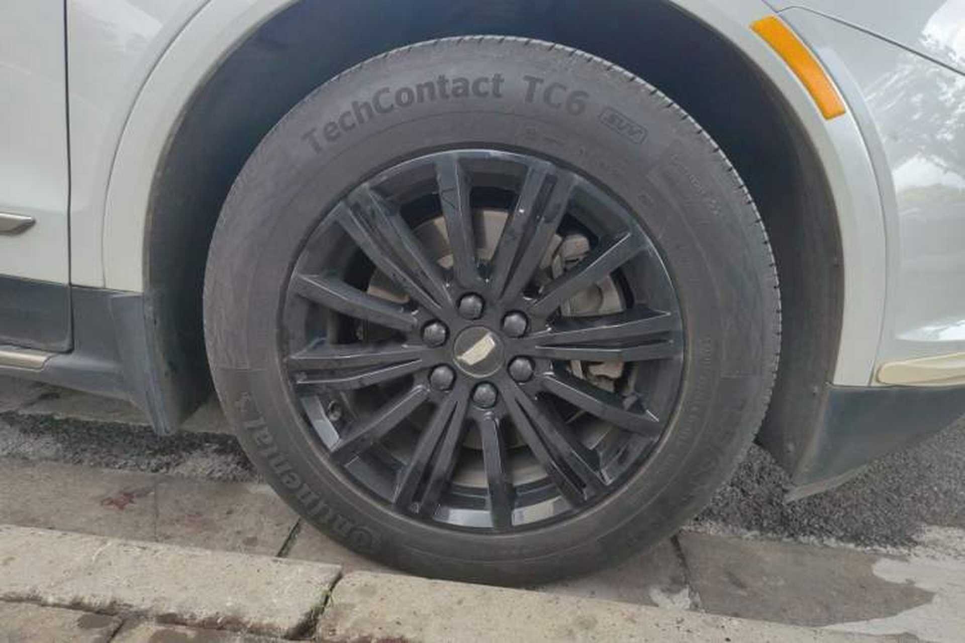 Used Cadillac XT5 2018 25T Luxury Model Right Front Wheel Hub