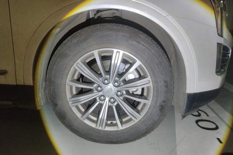 Used Cadillac XT5 2018 25T Luxury Model Right Front Wheel Hub