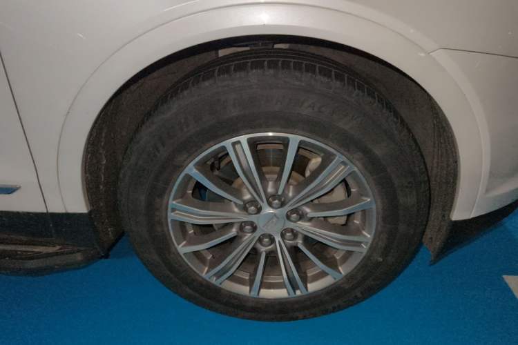 Used Cadillac XT5 2018 25T Luxury Model Right Front Wheel Hub