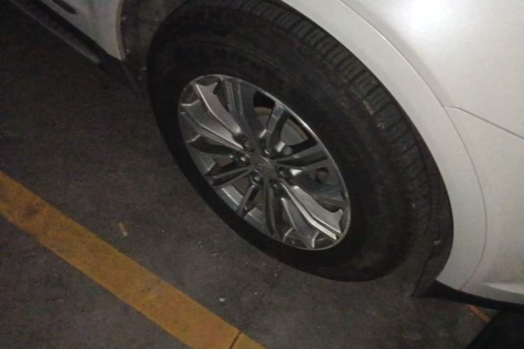 Used Cadillac XT5 2018 28T Four-Wheel Drive Luxury Model Right Front Wheel Hub