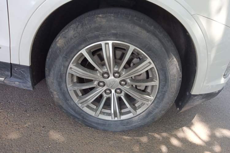 Used Cadillac XT5 2018 25T Luxury Model Right Front Wheel Hub