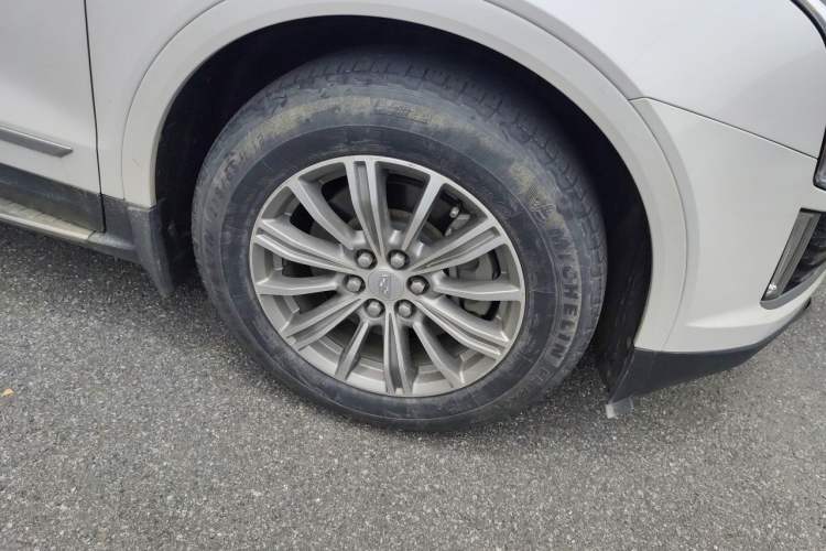 Used Cadillac XT5 2018 25T Luxury Model Right Front Wheel Hub