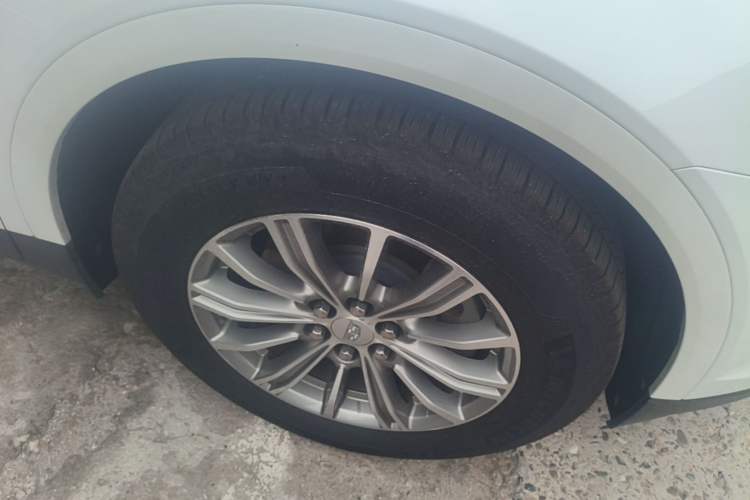 Used Cadillac XT5 2018 28T Four-Wheel Drive Luxury Model Right Front Wheel Hub