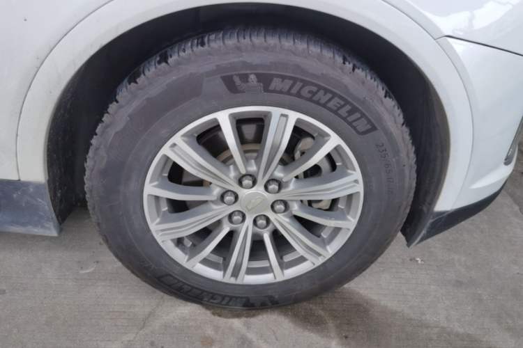 Used Cadillac XT5 2018 25T Luxury Model Right Front Wheel Hub