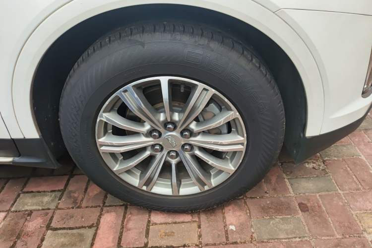 Used Cadillac XT5 2018 25T Luxury Model Right Front Wheel Hub