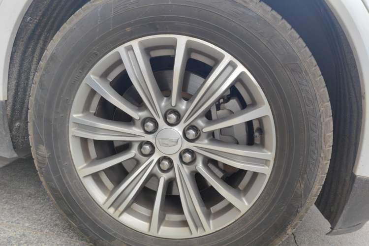 Used Cadillac XT5 2018 25T Luxury Model Right Front Wheel Hub