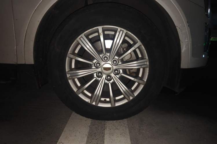 Used Cadillac XT5 2018 25T Tech Model Right Front Wheel Hub