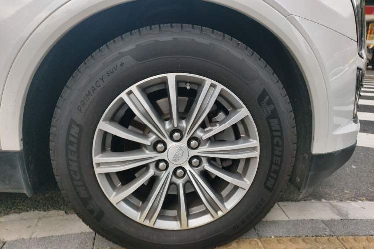Used Cadillac XT5 2018 25T Luxury Model Right Front Wheel Hub