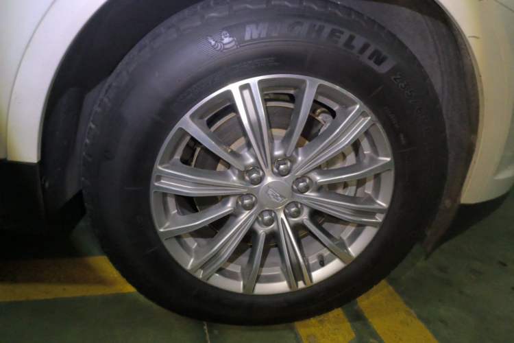 Used Cadillac XT5 2018 25T Luxury Model Right Front Wheel Hub