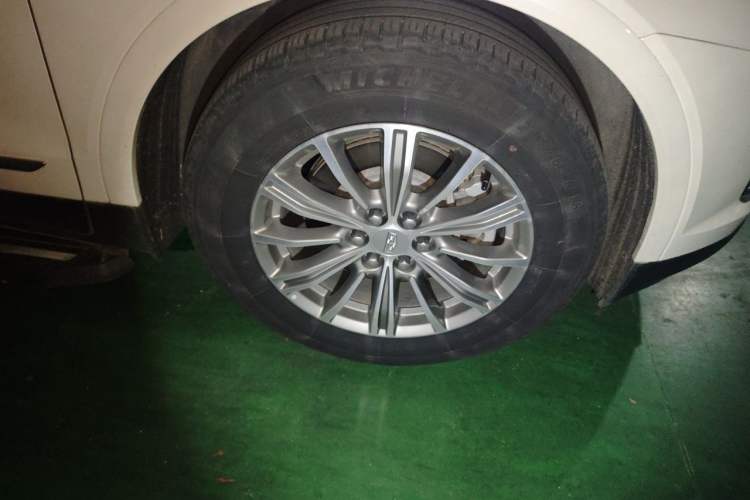 Used Cadillac XT5 2018 25T Luxury Model Right Front Wheel Hub