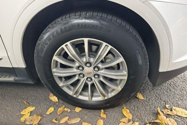 Used Cadillac XT5 2018 28T Four-Wheel Drive Luxury Model Right Front Wheel Hub