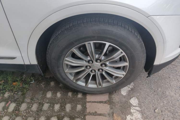 Used Cadillac XT5 2018 25T Luxury Model Right Front Wheel Hub