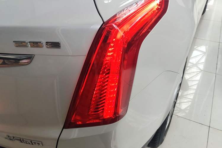 Used Cadillac XT5 2018 28E Four-Wheel Drive Tech Version Right Rear Taillight