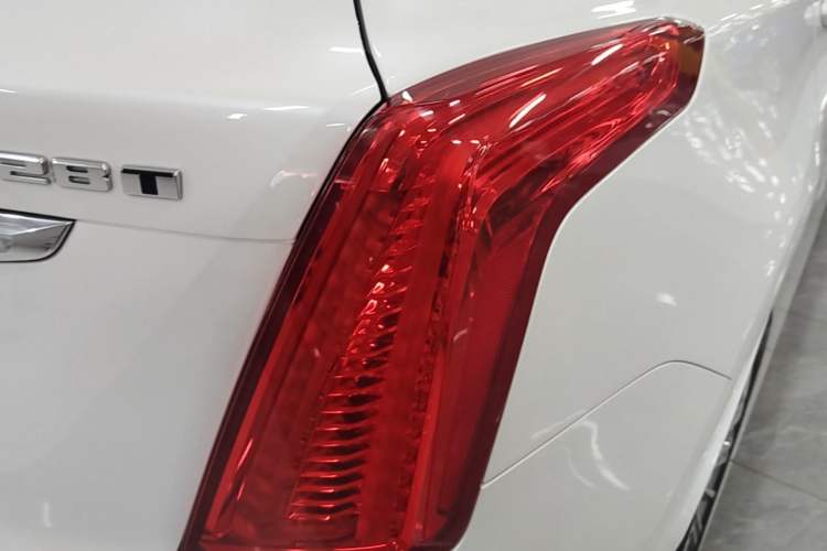Used Cadillac XT5 2018 28T Four-Wheel Drive Luxury Model Right Rear Taillight