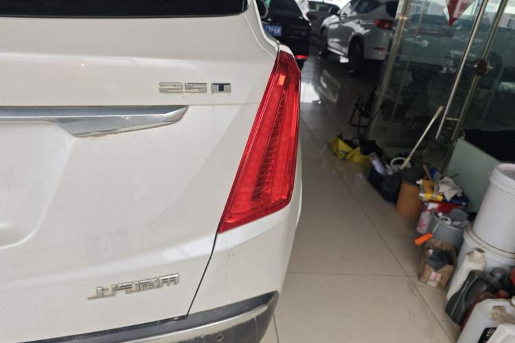 Used Cadillac XT5 2018 25T Luxury Model Right Rear Taillight