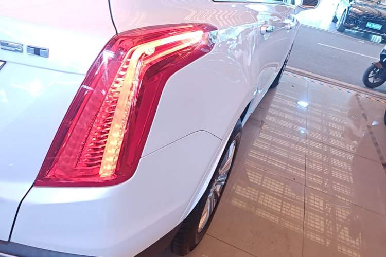 Used Cadillac XT5 2018 25T Luxury Model Right Rear Taillight