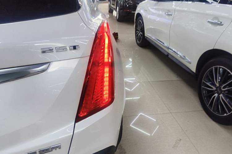 Used Cadillac XT5 2018 25T Luxury Model Right Rear Taillight