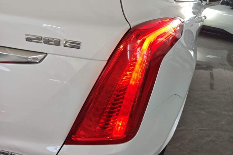 Used Cadillac XT5 2018 28E Four-Wheel Drive Tech Version Right Rear Taillight