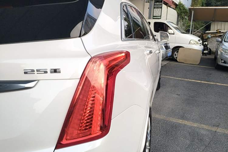 Used Cadillac XT5 2018 25T Luxury Model Right Rear Taillight