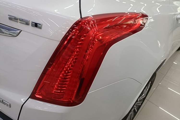 Used Cadillac XT5 2018 25T Luxury Model Right Rear Taillight