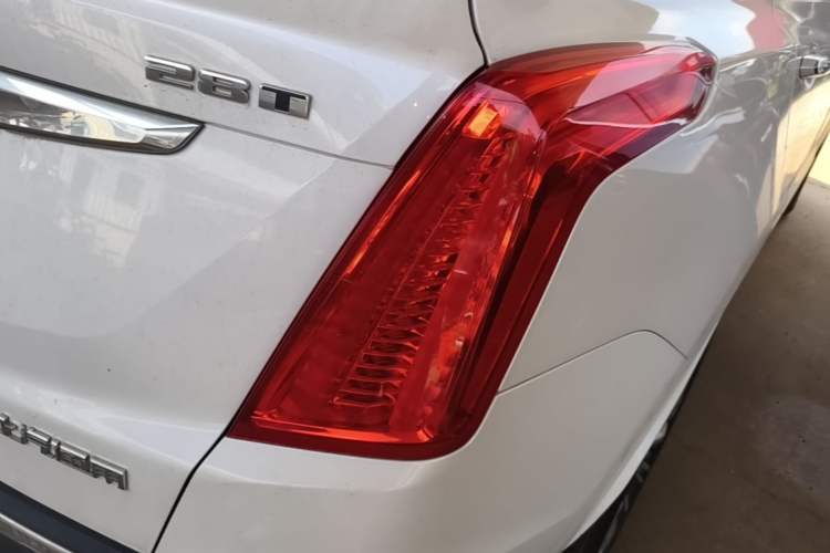 Used Cadillac XT5 2018 28T Four-Wheel Drive Luxury Model Right Rear Taillight