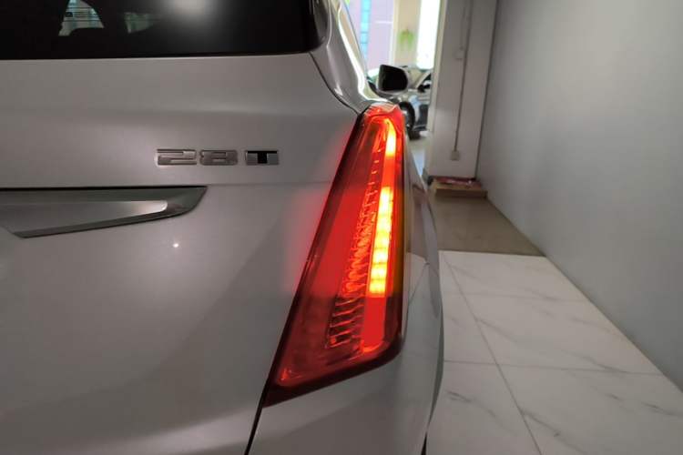 Used Cadillac XT5 2018 28T Four-Wheel Drive Luxury Model Right Rear Taillight