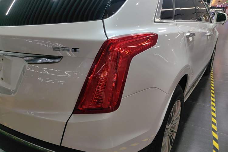 Used Cadillac XT5 2018 25T Luxury Model Right Rear Taillight