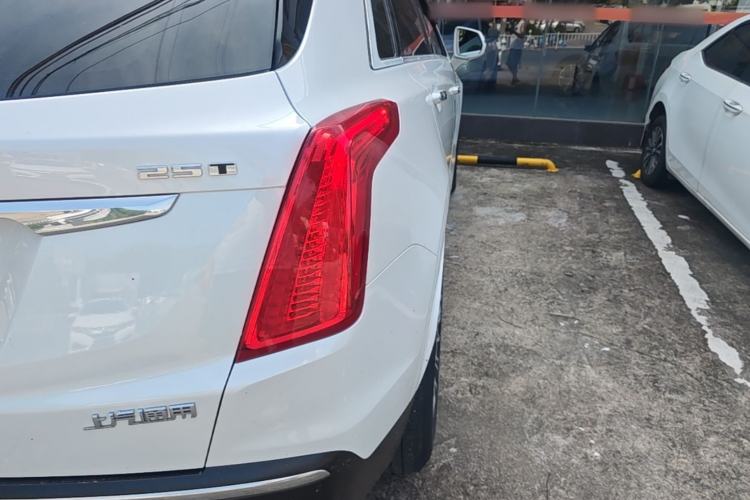 Used Cadillac XT5 2018 25T Luxury Model Right Rear Taillight