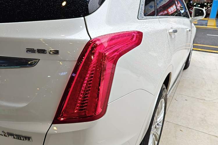 Used Cadillac XT5 2018 28E Four-Wheel Drive Tech Version Right Rear Taillight