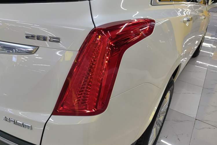Used Cadillac XT5 2018 28E Four-Wheel Drive Tech Version Right Rear Taillight