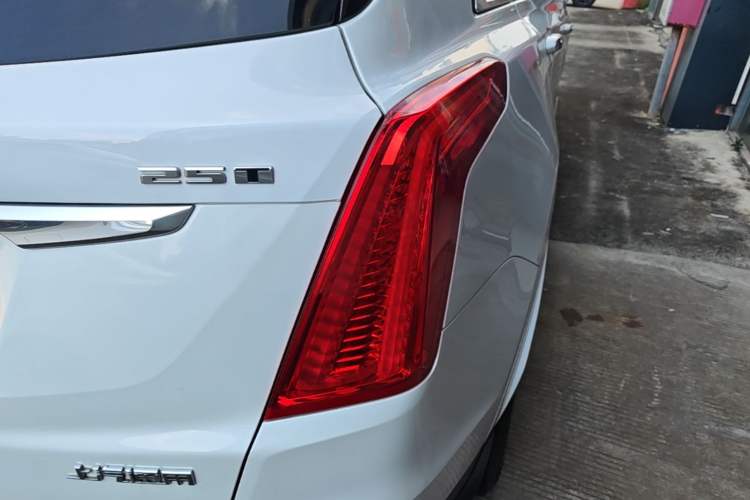 Used Cadillac XT5 2018 25T Tech Model Right Rear Taillight