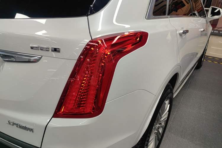 Used Cadillac XT5 2018 28T Four-Wheel Drive Luxury Model Right Rear Taillight