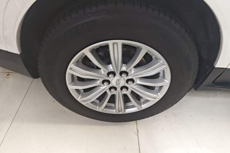 Used Cadillac XT5 2018 28E Four-Wheel Drive Tech Version Right Rear Wheel Hub