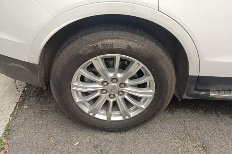 Used Cadillac XT5 2018 25T Tech Model Right Rear Wheel Hub