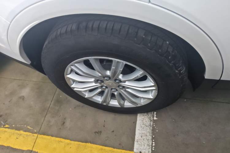 Used Cadillac XT5 2018 28E Four-Wheel Drive Tech Version Right Rear Wheel Hub