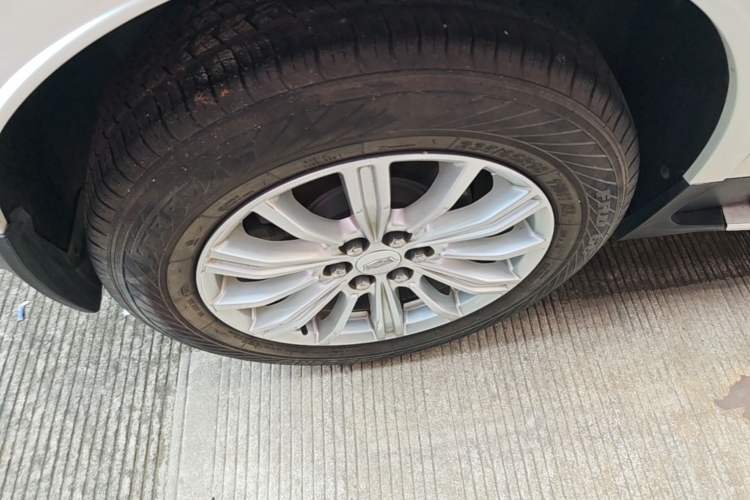 Used Cadillac XT5 2018 25T Tech Model Right Rear Wheel Hub