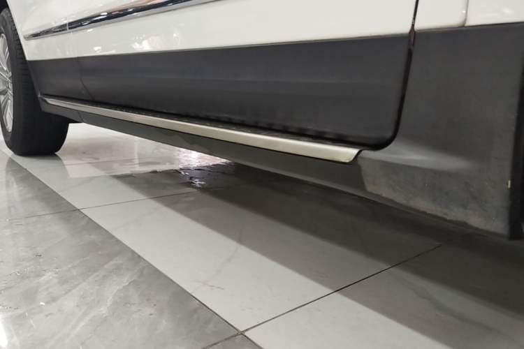 Used Cadillac XT5 2018 28T Four-Wheel Drive Luxury Model Right Side Sill