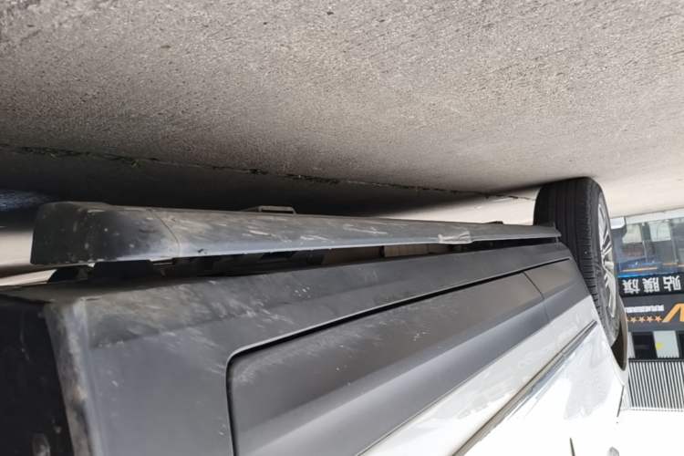 Used Cadillac XT5 2018 25T Luxury Model Right Side Sill