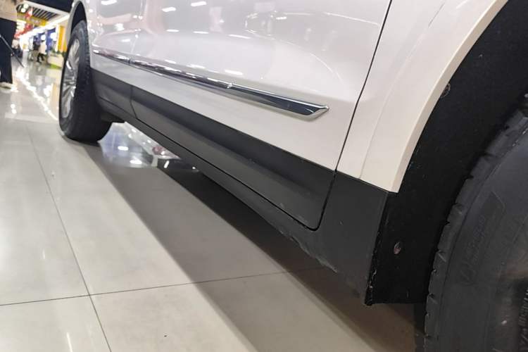 Used Cadillac XT5 2018 25T Luxury Model Right Side Sill