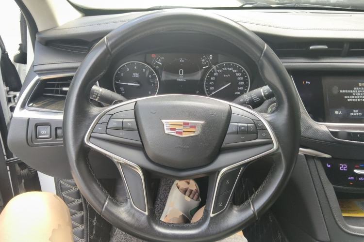 Used Cadillac XT5 2018 25T Luxury Model Steering Wheel