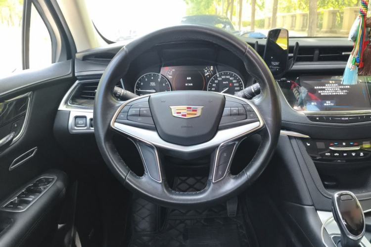 Used Cadillac XT5 2018 25T Luxury Model Steering Wheel