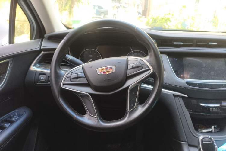 Used Cadillac XT5 2018 25T Luxury Model Steering Wheel