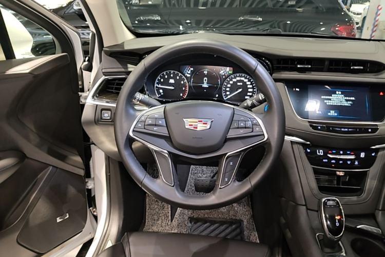 Used Cadillac XT5 2018 25T Luxury Model Steering Wheel