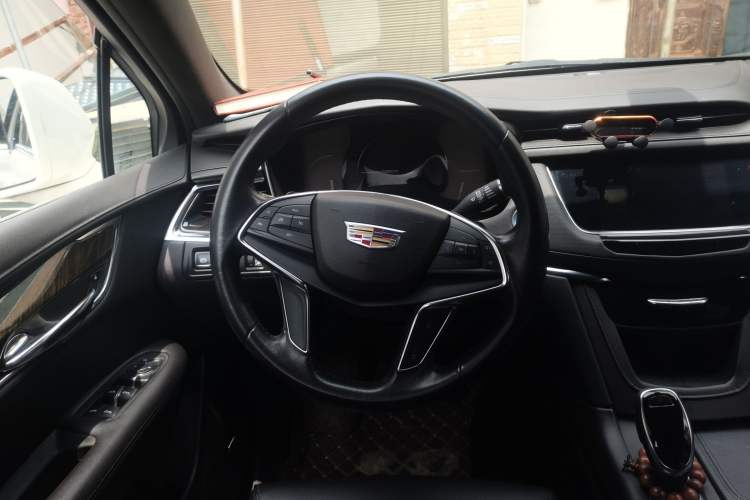Used Cadillac XT5 2018 25T Tech Model Steering Wheel