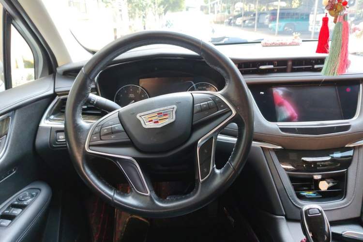 Used Cadillac XT5 2018 28T Four-Wheel Drive Luxury Model Steering Wheel