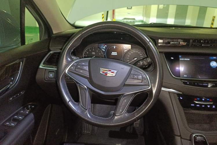 Used Cadillac XT5 2018 25T Luxury Model Steering Wheel