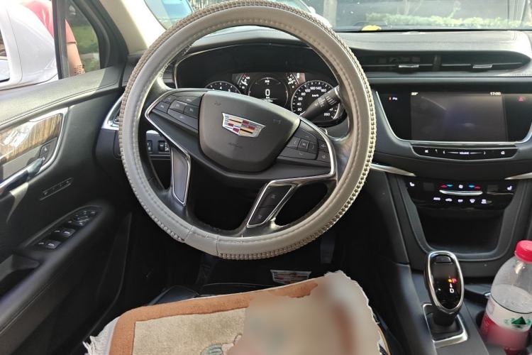 Used Cadillac XT5 2018 25T Luxury Model Steering Wheel