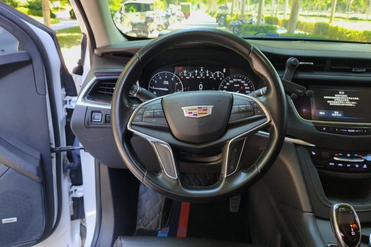 Used Cadillac XT5 2018 28T Four-Wheel Drive Luxury Model Steering Wheel