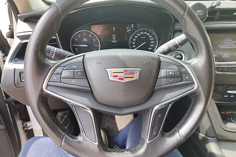 Used Cadillac XT5 2018 28T Four-Wheel Drive Luxury Model Steering Wheel