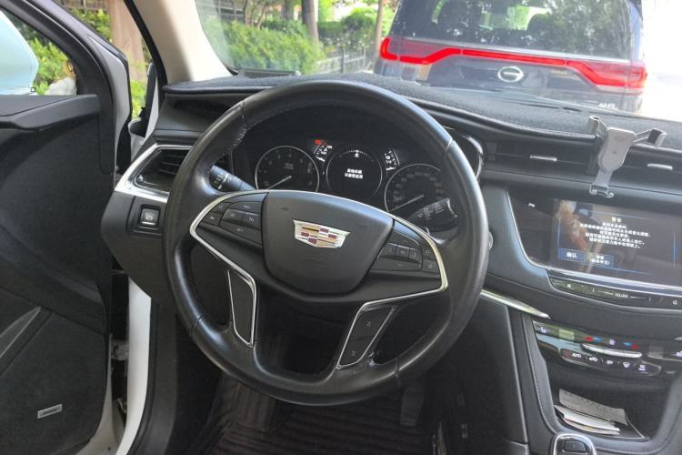 Used Cadillac XT5 2018 25T Luxury Model Steering Wheel